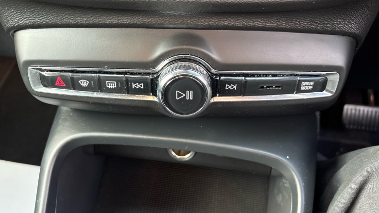 Volvo Xc40 2.0 B4P Momentum 5dr Auto [7 speed] Petrol Estate